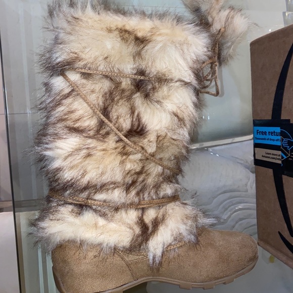 BRAND NEW NEVER WORN faux suede calf faux fur pom mukluk winter boots - Picture 6 of 7